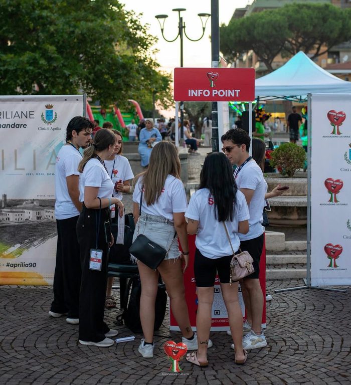 Lo staff di Cuore Comico all'Info Point durante un evento in piazza